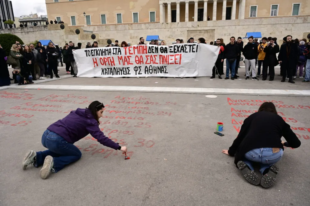 Τέμπη: Έσπευσαν να σβήσουν τα ονόματα των θυμάτων από τον Άγνωστο Στρατιώτη – Η απάντηση του Δήμου