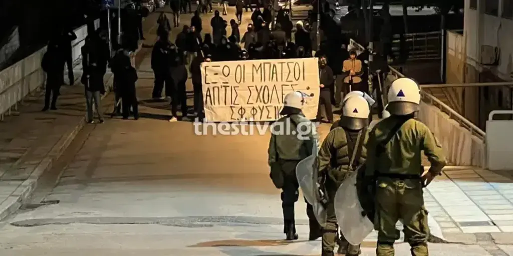 Θεσσαλονίκη: Επεισόδια από κουκουλοφόρους στην Πρυτανεία του ΑΠΘ – Διαμαρτυρία για την παρουσί