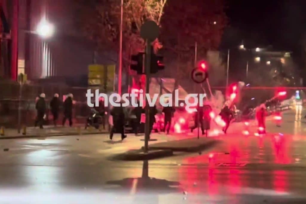 Επεισόδια έξω από το ΑΠΘ – Κουκουλοφόροι επιτέθηκαν σε δυνάμεις των ΜΑΤ [βίντεο]