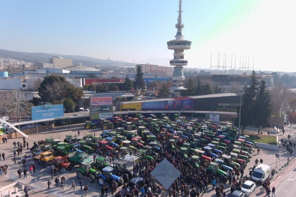 Θεσσαλονίκη: Οι αγρότες με εκατοντάδες τρακτέρ μπήκαν στην πόλη με μαύρες σημαίες και φέρετρο