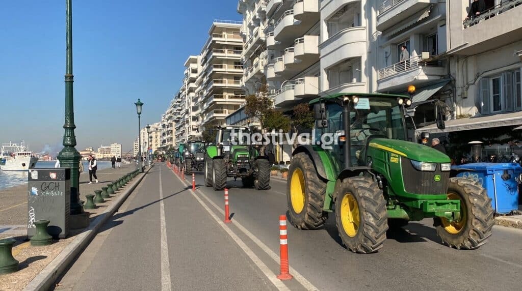 Θεσσαλονίκη: Οι αγρότες με εκατοντάδες τρακτέρ μπήκαν στην πόλη με μαύρες σημαίες και φέρετρο