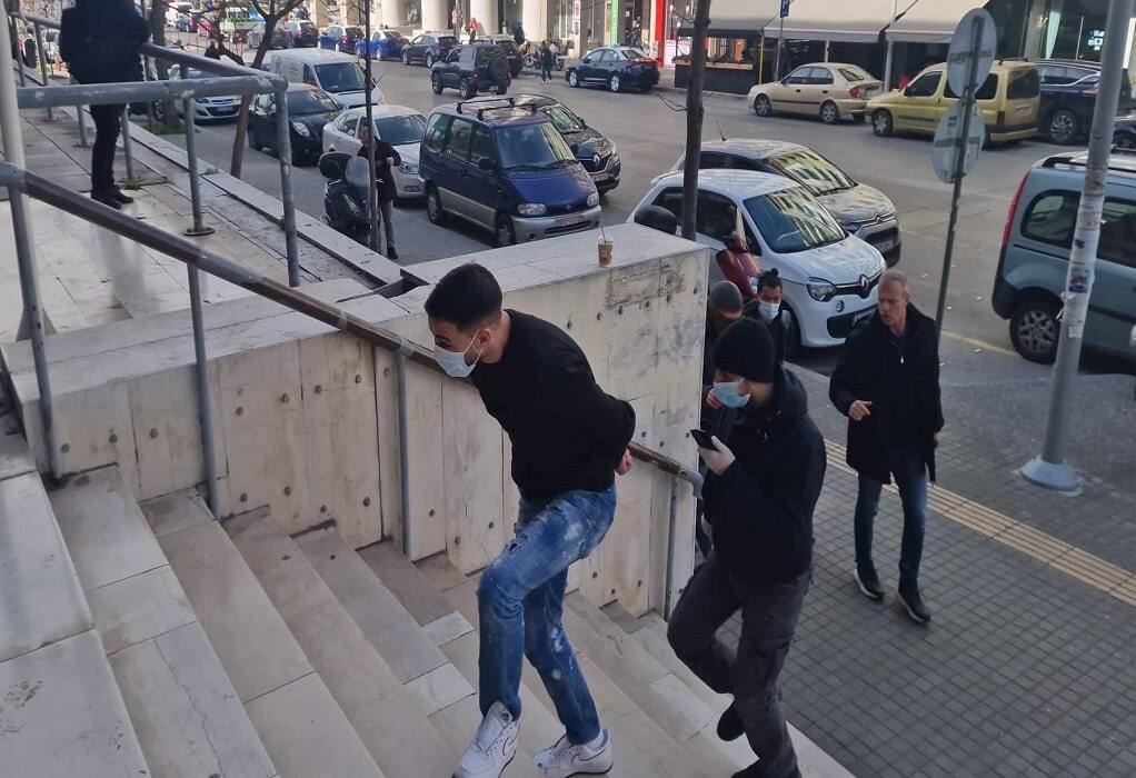 Θεσσαλονίκη: Ανατροπή στην υπόθεση ξυλοδαρμού του φοιτητή από τον τράπερ – Στο τμήμα ένας 21χρονος