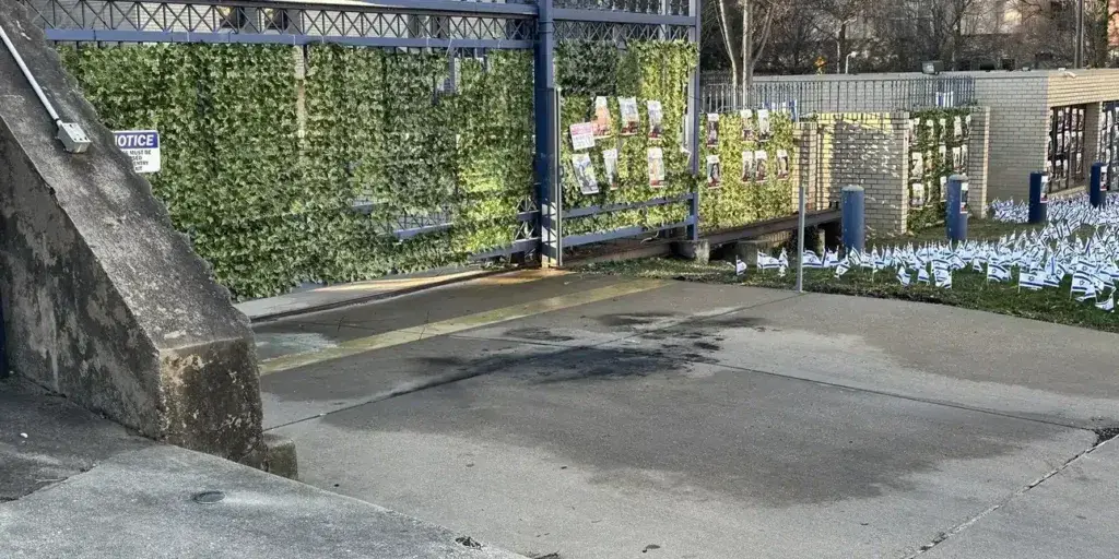 Βίντεο σοκ: Μέλος των ενόπλων δυνάμεων των ΗΠΑ αυτοπυρπολήθηκε μπροστά στην πρεσβεία του Ισραήλ