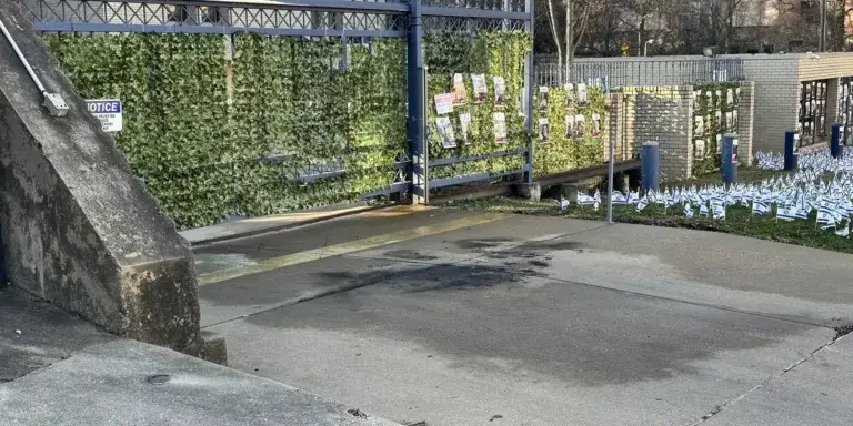 Βίντεο σοκ: Μέλος των ενόπλων δυνάμεων των ΗΠΑ αυτοπυρπολήθηκε μπροστά στην πρεσβεία του Ισραήλ