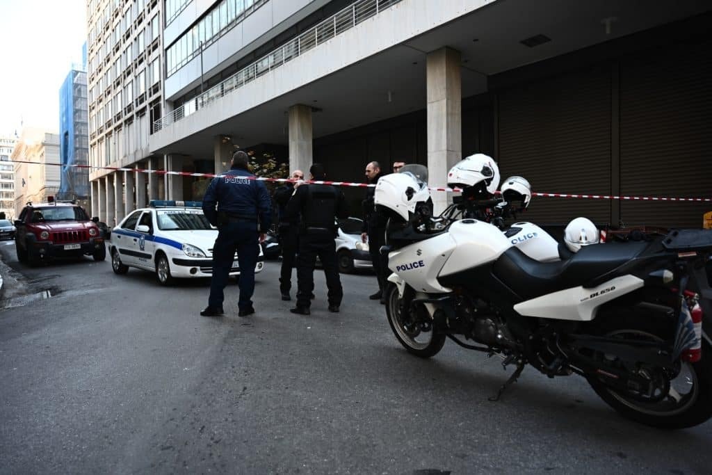Έκρηξη στο υπουργείο Εργασίας: Η Αντιτρομοκρατική βρήκε τη μοτοσικλέτα των δραστών – Ψάχνουν α
