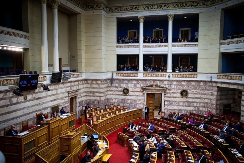 Γάμος ομόφυλων: Άναψαν τα αίματα στα θεωρεία της Βουλής λόγω Σαμαρά – Επενέβη η Αστυνομία