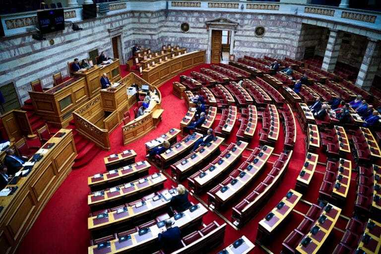 Πρόταση δυσπιστίας – Δείτε live: Ξεκίνησαν οι ομιλίες των πολιτικών αρχηγών – Τι θα πει ο Κυριάκος Μητσοτάκης