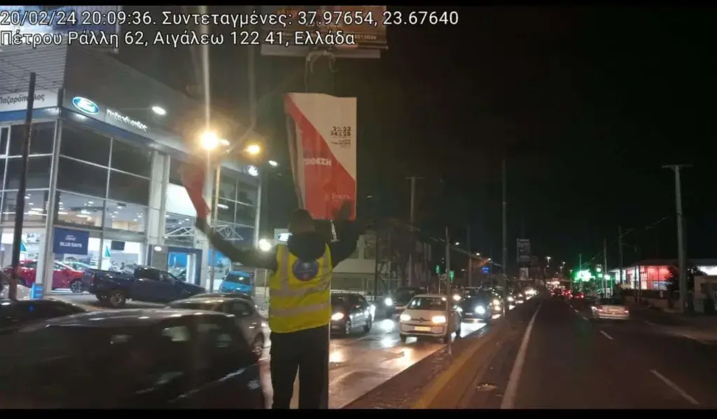 Με εντολή Χαρδαλιά ξηλώθηκαν οι παράνομες αφίσες Κασσελάκη για το συνέδριο του ΣΥΡΙΖΑ