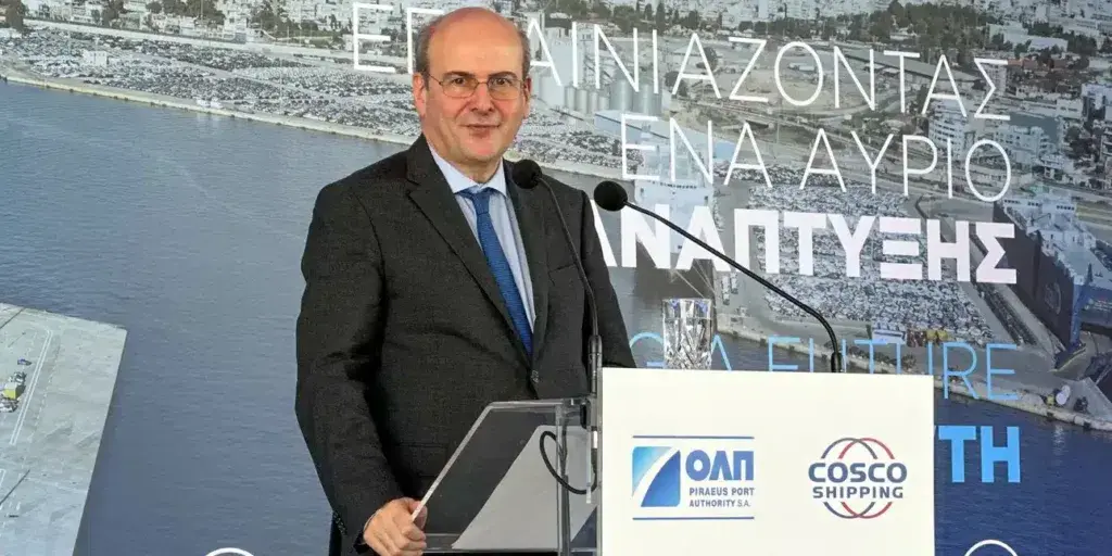 Εγκαίνια του νέου σταθμού αυτοκινήτων της Cosco στον Πειραιά – Χατζηδάκης: Μοχλός οικονομικής