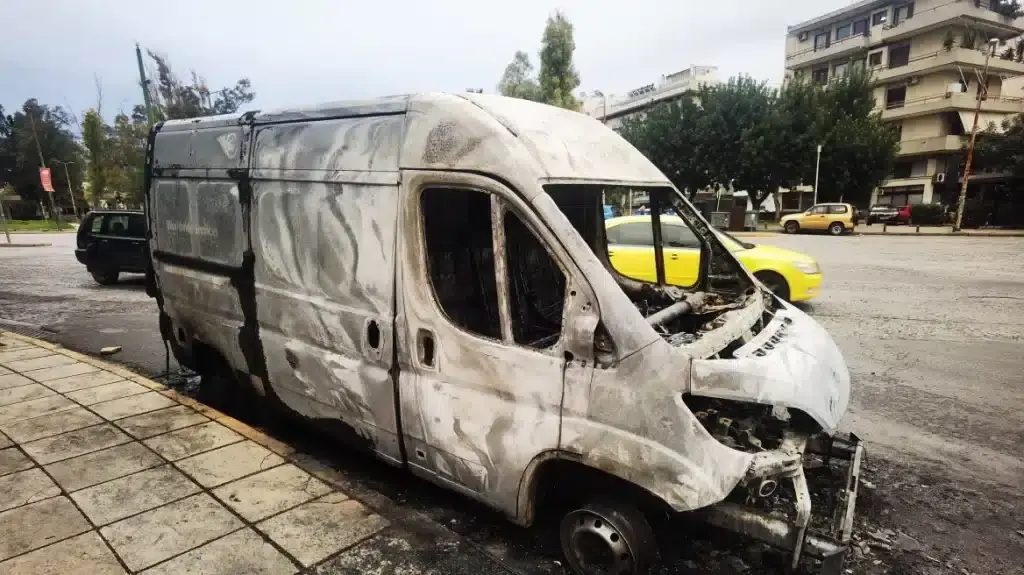 Ζωγράφου: Νεαροί έκαψαν αυτοκίνητα στην Πανεπιστημιούπολη