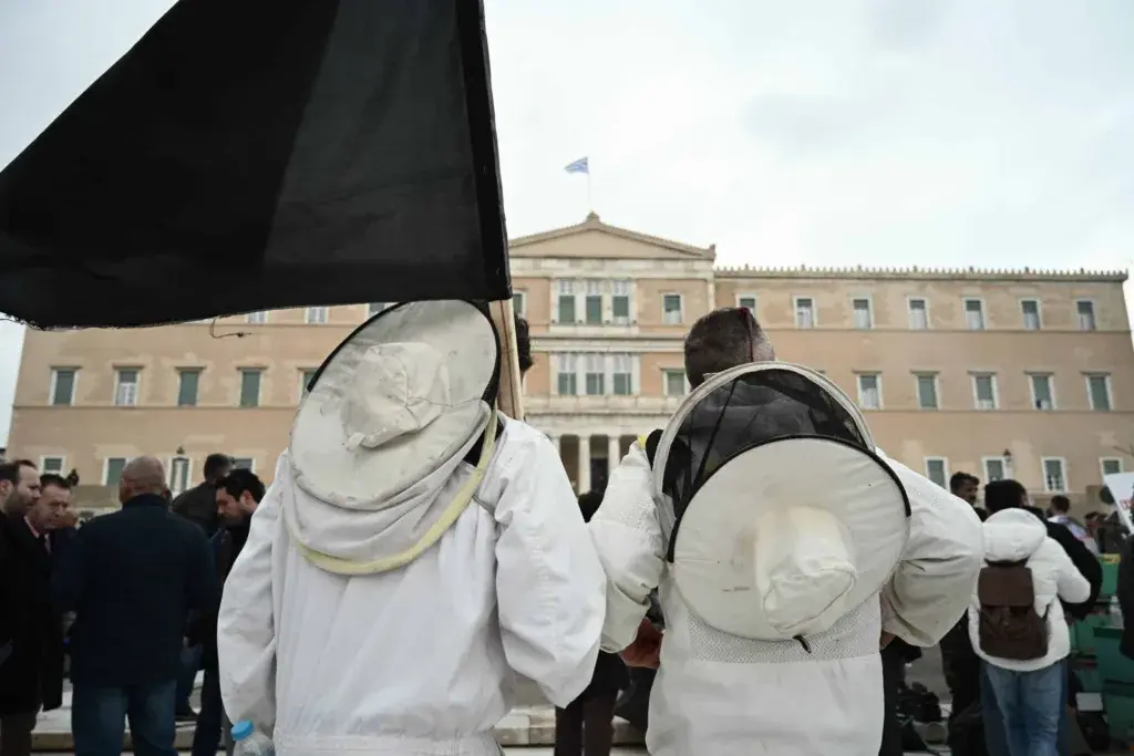 Μπαράζ συλλαλητηρίων στο κέντρο της Αθήνας – Πορείες από μελισσοκόμους, γιατρούς και φοιτητές