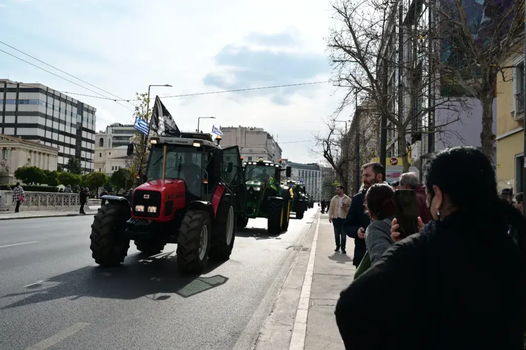 Αγρότες: Αποχωρούν από την Αθήνα – Δείτε βίντεο και φωτογραφίες
