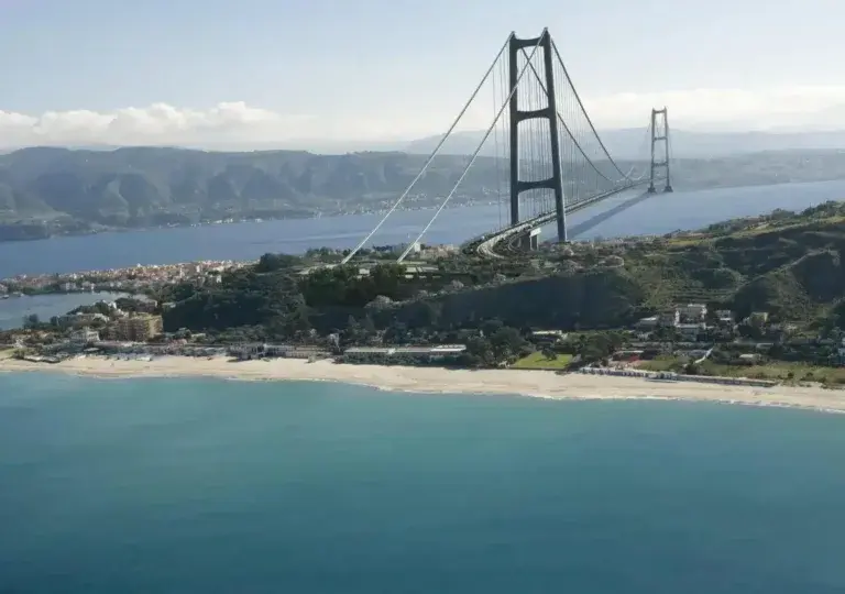 Guardian: Εισαγγελική έρευνα για το σχέδιο Σαλβίνι για γέφυρα που θα συνδέει τη Σικελία με την ηπειρωτική χώρα