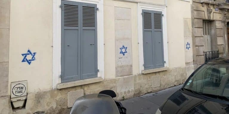 Γαλλία: Ρώσοι κατάσκοποι οργάνωσαν την επιχείρηση με τα αστέρια του Δαβίδ σε κτίρια του Παρισιού