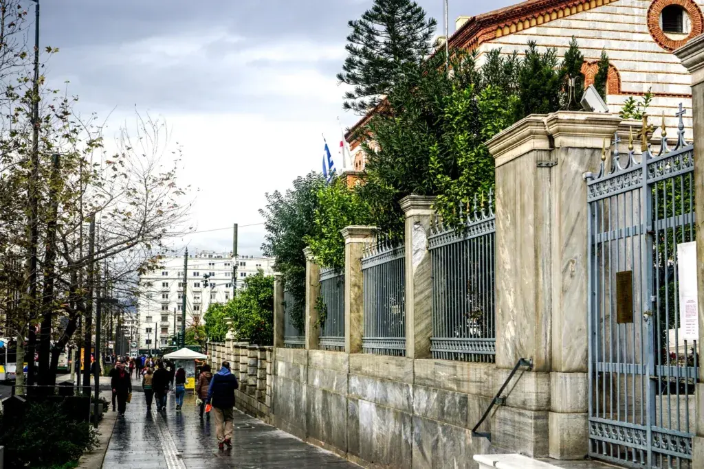 Καιρός: «Επιμένουν» οι βροχές και σήμερα – Πώς θα «τσικνίσουμε» την Πέμπτη [Βίντεο]