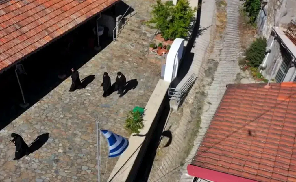 Δεν εμφανίστηκαν στην Ιερά Σύνοδο οι μοναχοί που κατηγορούνται για όργια και οικονομικά σκάνδαλα – Υποστηρίζουν ότι τους εκβίαζε ο Μητροπολίτης