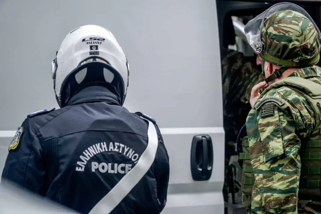 Δυνάμεις του στρατού στο Κολωνάκι – Εικόνες από την απομάκρυνση των χειροβομβίδων