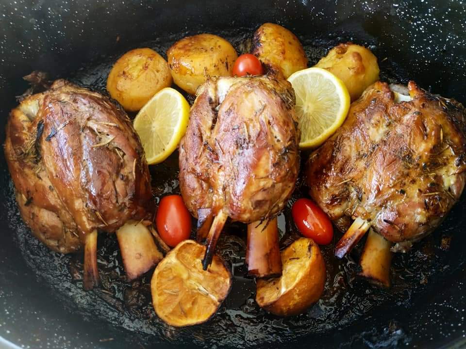 Χοιρινό κότσι με πορτοκάλι και πατάτες στο πήλινο