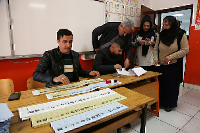Τουρκία: Ψήφισαν οι δύο βασικοί διεκδικητές του δήμου Κωνσταντινούπολης