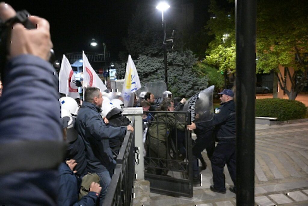 Σοβαρά επεισόδια με χημικά και ξύλο στην Λάρισα – «Διέλυσαν» την συναυλία της στρατιωτικής ακαδημίας των ΗΠΑ [Βίντεο]