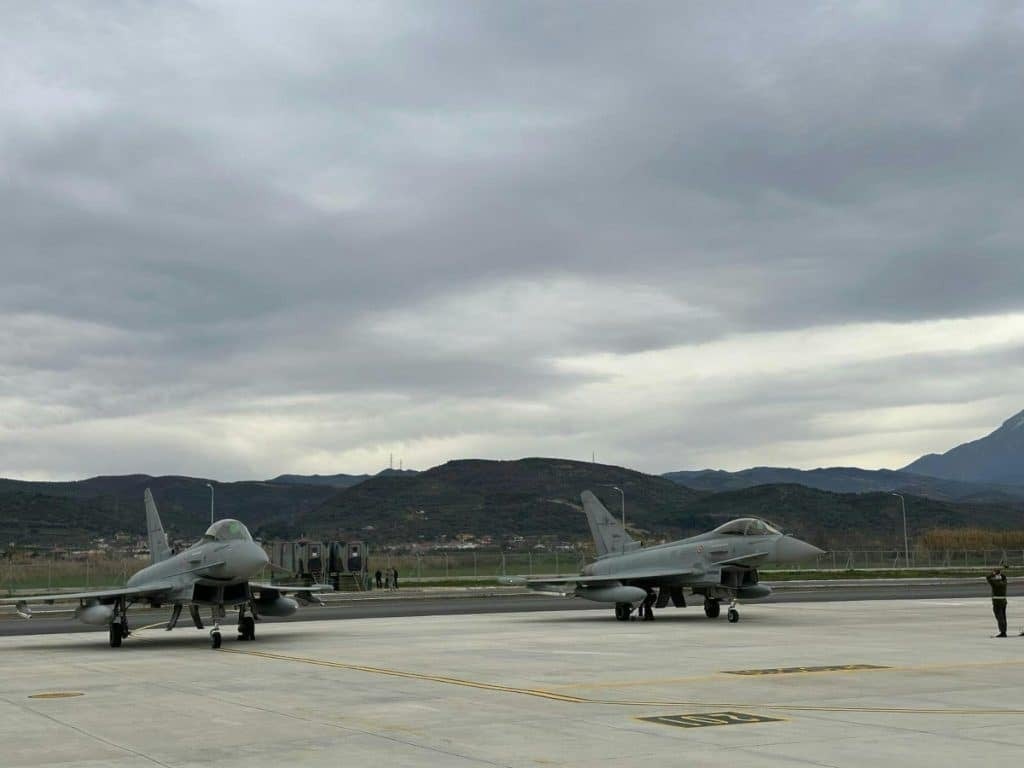 Αλβανία: Επαναλειτουργεί η «πόλη του Στάλιν» για να εξυπηρετεί αεροσκάφη του ΝΑΤΟ
