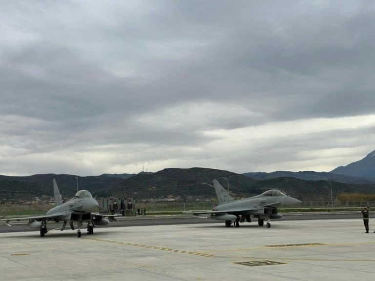 Αλβανία: Επαναλειτουργεί η «πόλη του Στάλιν» για να εξυπηρετεί αεροσκάφη του ΝΑΤΟ