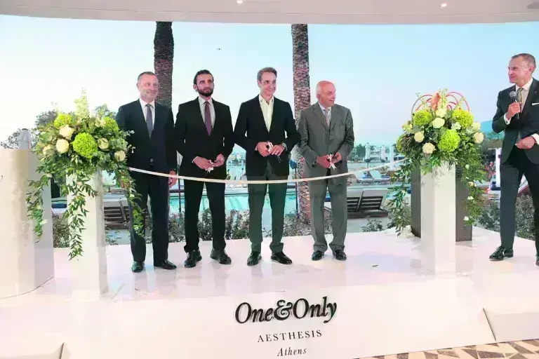 Από τα εγκαίνια του ξενοδοχειακού συγκροτήματος «One & Only Aesthesis», τον περασμένο Οκτώβριο, παρουσία του πρωθυπουργού Κυριάκου Μητσοτάκη.