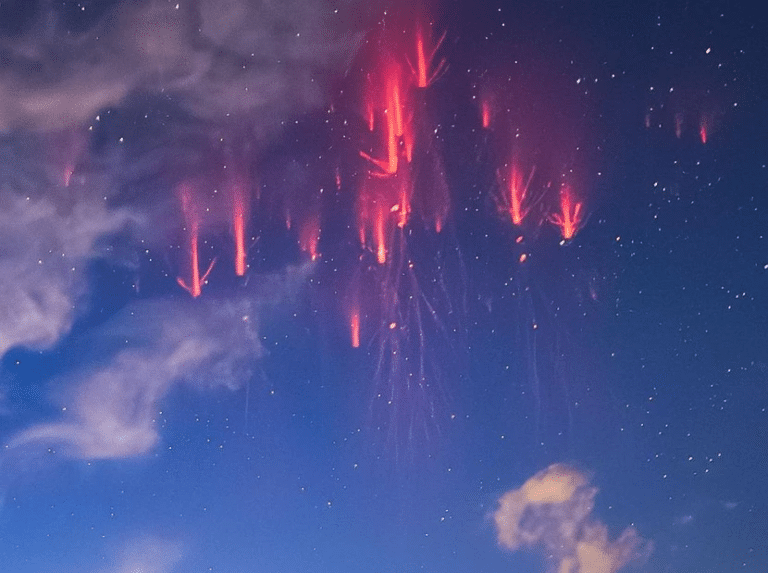 Σάμος: Τι είναι το «Red Sprite» που… έβαψε κόκκινο τον ουρανό του νησιού – Εντυπωσιακές εικόνες