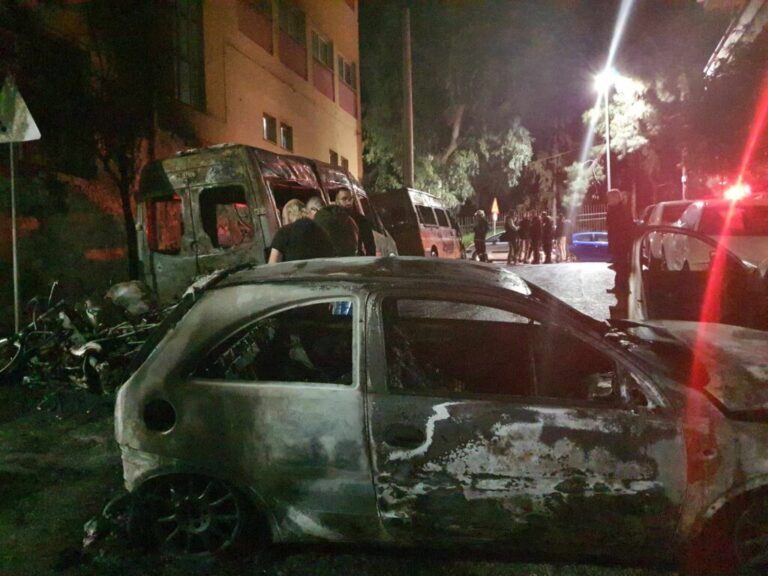 Ζωγράφου: Άγνωστοι πυρπόλησαν τα ξημερώματα σχολικά λεωφορεία, αυτοκίνητα και μοτοσικλέτες