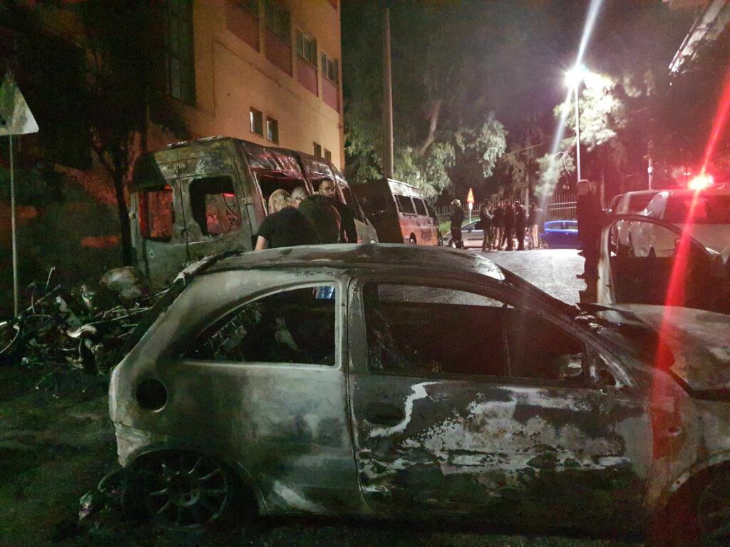 Ζωγράφου: Άγνωστοι πυρπόλησαν τα ξημερώματα σχολικά λεωφορεία, αυτοκίνητα και μοτοσικλέτες