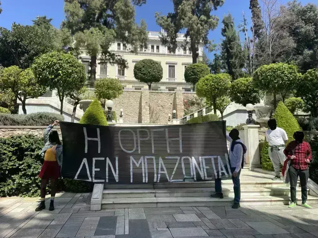 Εισβολή του Ρουβίκωνα στη Βουλή και το Προεδρικό Μέγαρο – Δείτε βίντεο και φωτογραφίες