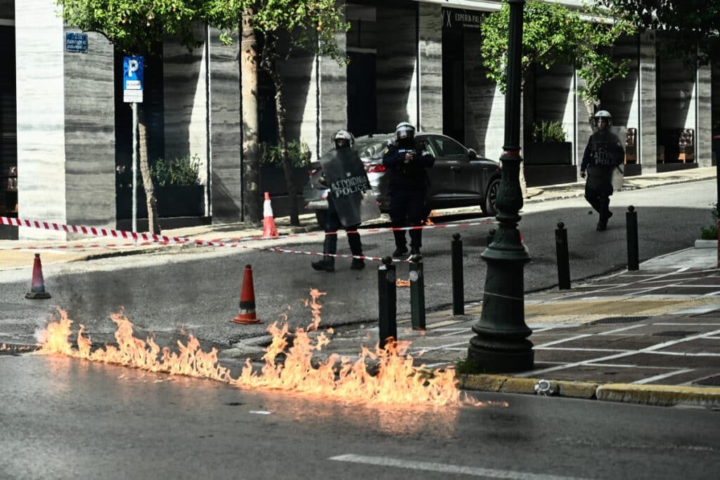 Επεισόδια στο Πανεκπαιδευτικό Συλλαλητήριο – Μολότοφ και χημικά [εικόνες]
