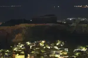 Στο σκοτάδι βυθίστηκε η Ακρόπολη το βράδυ του Σαββάτου καθώς η Αθήνα συμμετέχει στην Ώρα της Γης σβήνοντας τα φώτα σε τοπόσημά της.