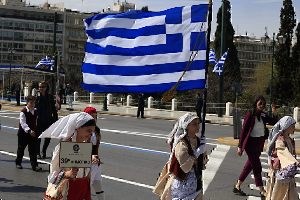 25η Μαρτίου: Με σύμμαχο τον καλό καιρό η μαθητική παρέλαση στο κέντρο της Αθήνας [εικόνες]