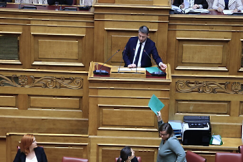 Πρόταση δυσπιστίας: Κατατέθηκε από τον Ανδρουλάκη – Τι λέει το κείμενο που έφτιαξαν ΣΥΡΙΖΑ και ΠΑΣΟΚ – Αγριες κόντρες στη Βουλή με το καλημέρα