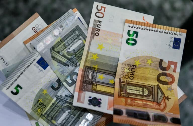 ΕΦΚΑ-ΔΥΠΑ: Μπαίνει «ζεστό» χρήμα στους λογαριασμούς – Μέχρι πότε θα γίνουν οι πληρωμές