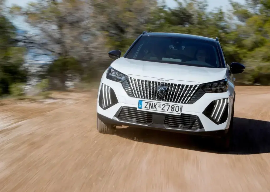 Δοκιμή Peugeot E-2008 GT 156 PS 54 kWh: Bon Viveur