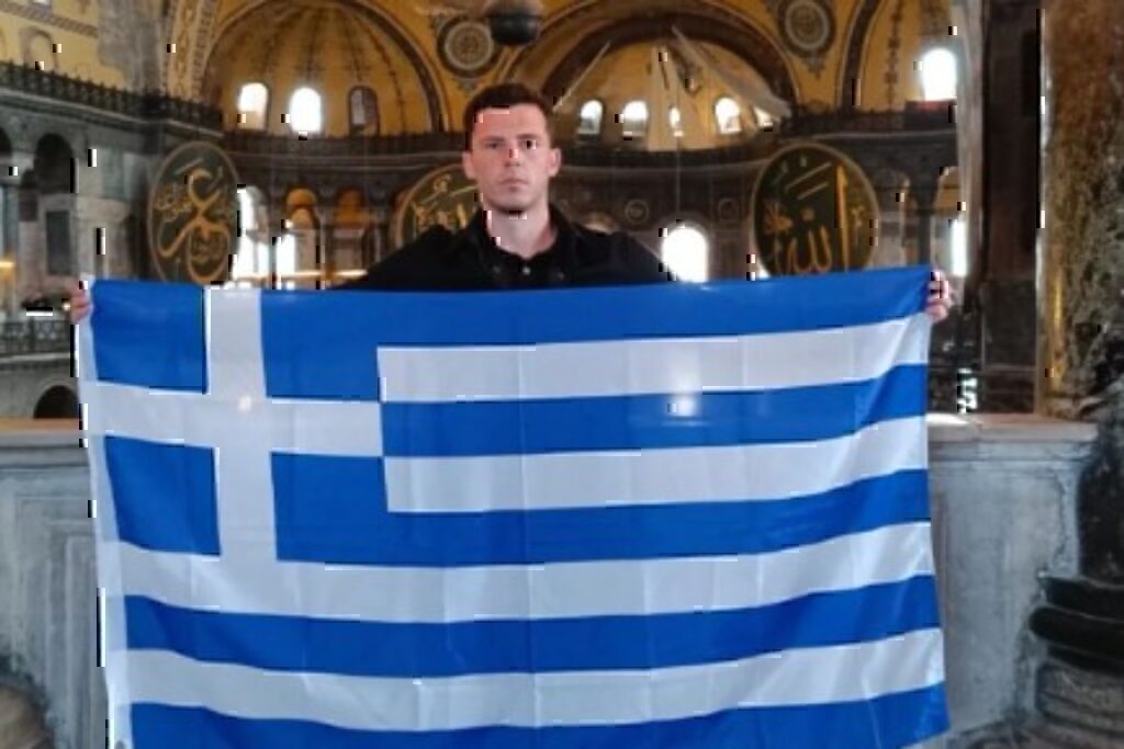 Αγιά Σοφιά: Έλληνας σήκωσε τη σημαία μέσα στον ναό και οι Τούρκοι απάντησαν με απειλές για… κολύμπι – «Αγαπημένη μου Πόλη, για πάντα ελληνική»