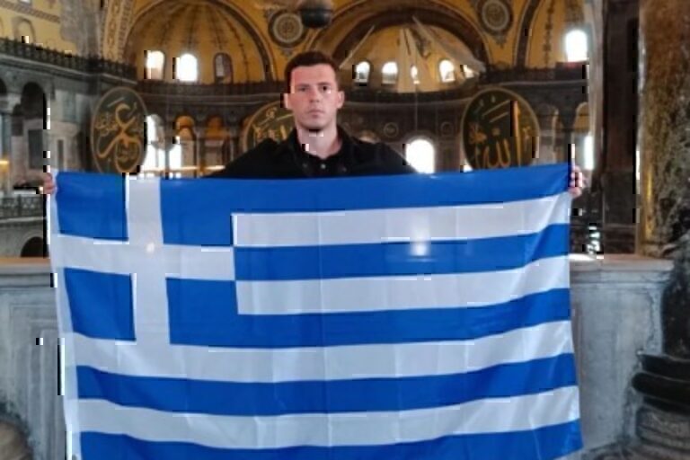Αγιά Σοφιά: Έλληνας σήκωσε τη σημαία μέσα στον ναό και οι Τούρκοι απάντησαν με απειλές για… κολύμπι – «Αγαπημένη μου Πόλη, για πάντα ελληνική»