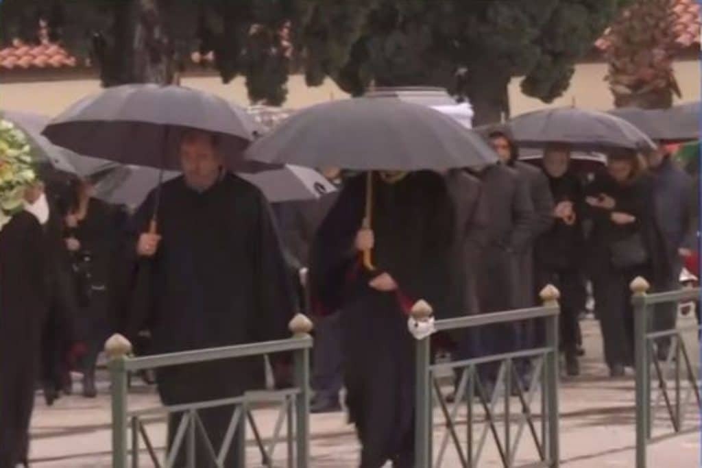 Αγία Βαρβάρα: Σπαραγμός στην κηδεία του 57χρονου γιατρού που δολοφονήθηκε από τον πεθερό του [βίντεο]