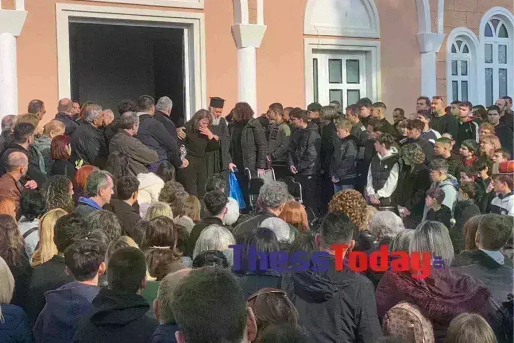 Θρήνος στην Αλεξανδρούπολη: Σπάραξαν καρδιές στην κηδεία του 15χρονου που έπεσε στο κενό από τον 5ο 