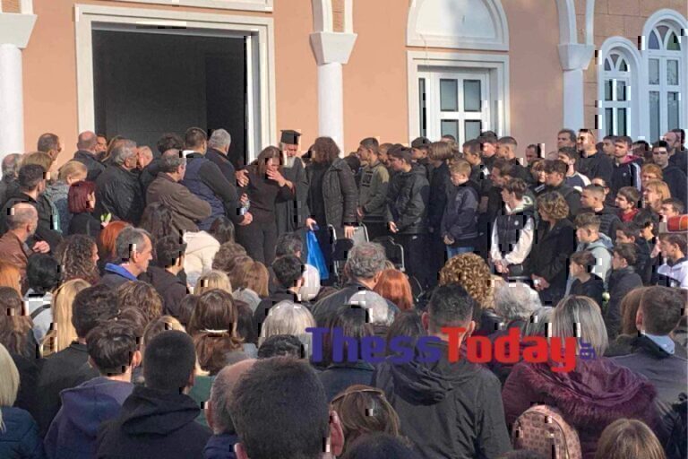 Θρήνος στην Αλεξανδρούπολη: Σπάραξαν καρδιές στην κηδεία του 15χρονου που έπεσε στο κενό από τον 5ο όροφο [βίντεο]