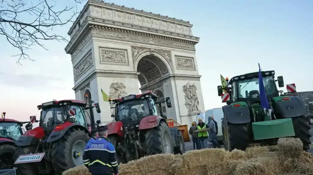 Εξήντα έξι συλλήψεις κατά τη διαδήλωση αγροτών στην Αψίδα του Θριάμβου στο Παρίσι