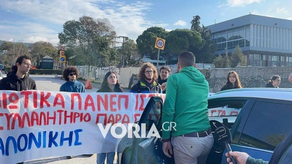 ΑΠΘ: Φοιτητές έκλεισαν τον δρόμο σε ταξιτζή που μετέφερε μητέρα με βρέφος – «Άναψαν» τα αίματα