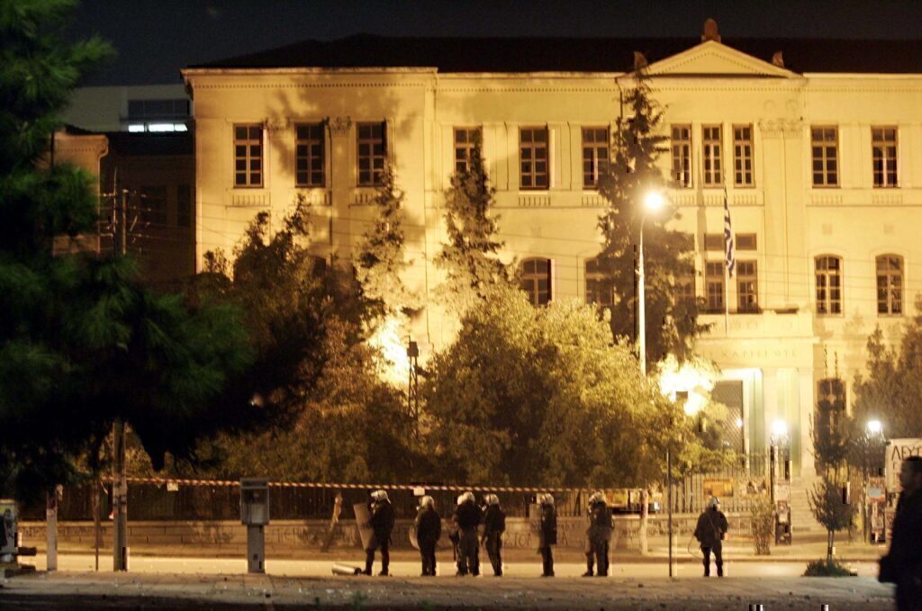 Θεσσαλονίκη: Παραλίγο τραγωδία στο ΑΠΘ – Μπήκαν με αλυσοπρίονο σε χώρο με πυρηνικό αντιδραστήρα [βίντεο]