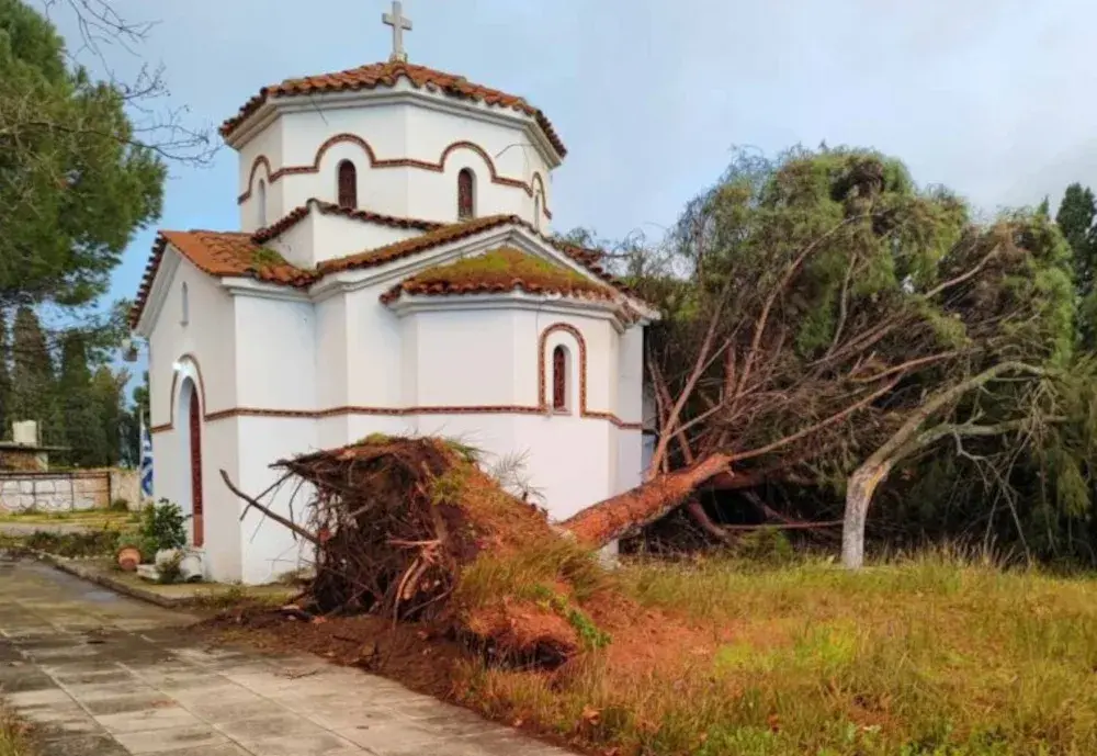 Ζημιές στο Μεσολόγγι λόγω ανεμοστρόβιλου. | ERT
