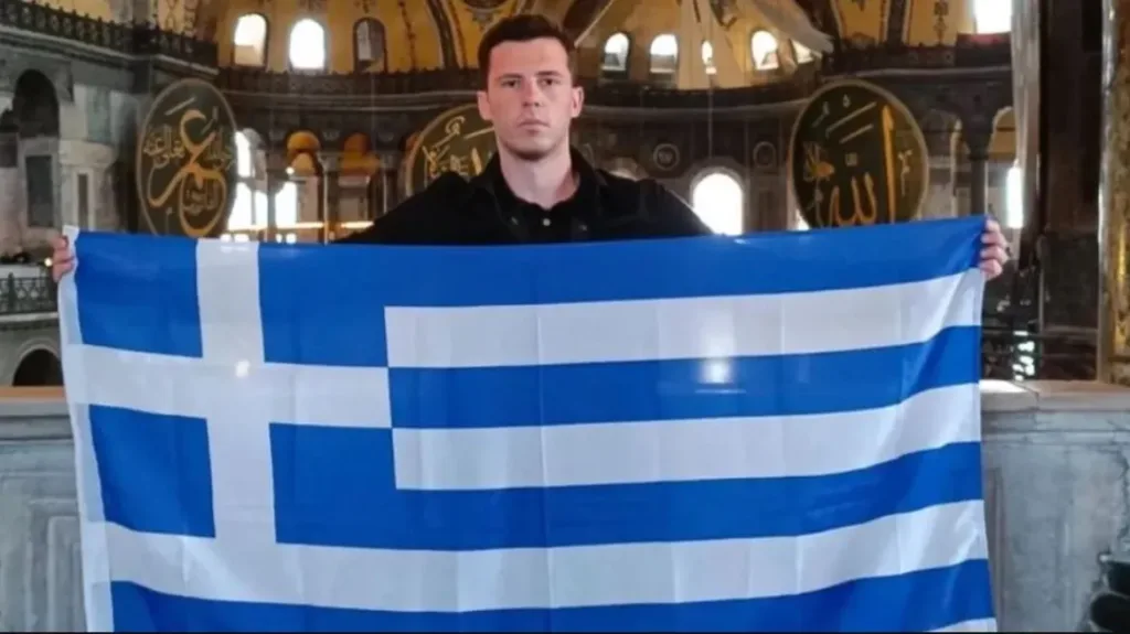 Αγιά Σοφιά: Τουρίστας πόζαρε με την ελληνική σημαία – «Αγαπημένη μου Πόλη, για πάντα ελληνική»
