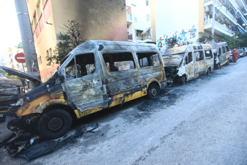 Ζωγράφου: Από την Πανεπιστημιούπολη βγήκαν οι δράστες που έκαψαν σχολικά λεωφορεία, αυτοκίνητα και μοτοσικλέτες