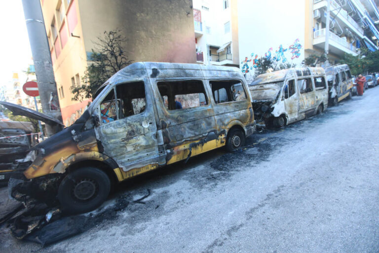 Ζωγράφου: Ξέφυγαν οι μπαχαλάκηδες – Εκαψαν ακόμη και σχολικά λεωφορεία