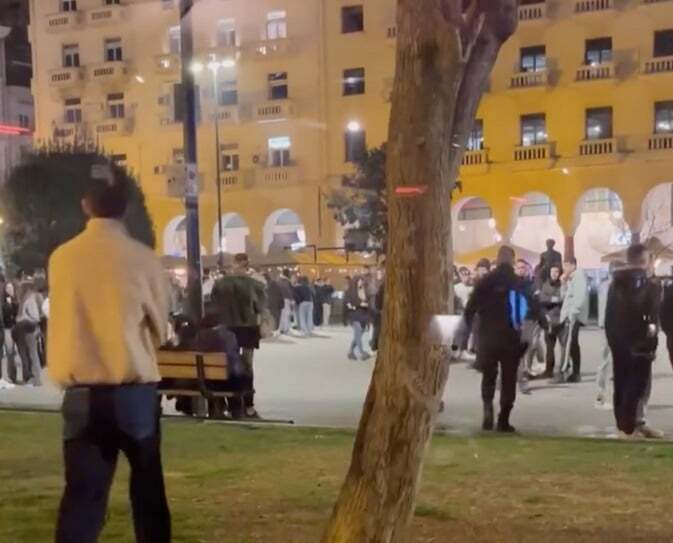 Θεσσαλονίκη: «Μας επιτέθηκαν εκατοντάδες, με χτύπησαν στο κεφάλι» – Σοκάρει η μαρτυρία θύματος ομοφοβικής επίθεσης [Βίντεο]